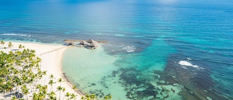 Nära stranden, vit sandstrand, solstolar och strandhanddukar