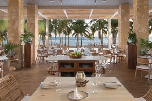 5 restaurants, breakfast, lunch, dinner served; Spanish cuisine - Hotel Casa Hemingway (Guayacanes)