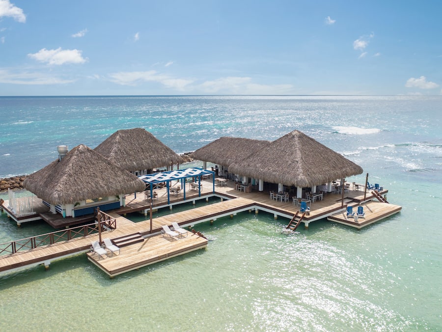 5 restaurants, breakfast, lunch, dinner served; Spanish cuisine