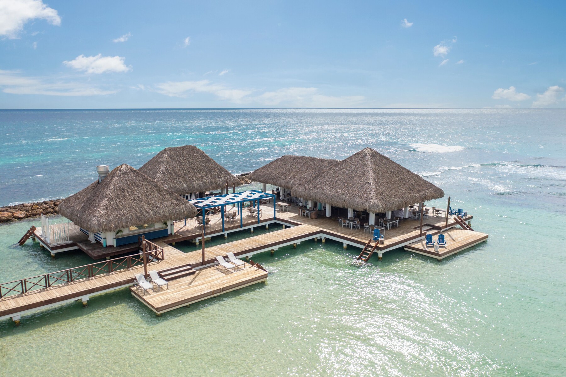 5 restaurants; breakfast, lunch, and dinner served