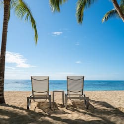 Una spiaggia nelle vicinanze, sabbia bianca, lettini da mare
