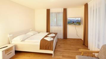 Apartamento luxo | Cofres nos quartos, escrivaninha, roupa de cama