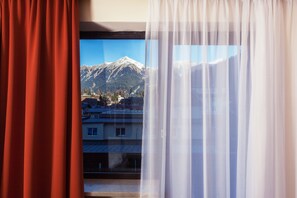 Chambre Double, balcon, vue colline | Vue sur les montagnes