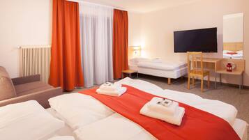 Üç Kişilik Oda, Balkon, Dağ Yamacı | Odada kasa, masa, çarşaf takımı