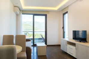Apartamento Confort, 1 habitación, balcón, vistas al mar | Sala de estar | Una televisión de pantalla plana