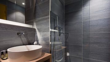 Een douche, gratis toiletartikelen, een haardroger, handdoeken