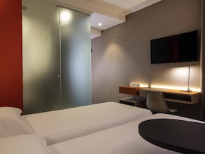 In-room safe, desk, soundproofing, free cots/infant beds - ibis Styles Bourg La Reine (Bourg-la-Reine)