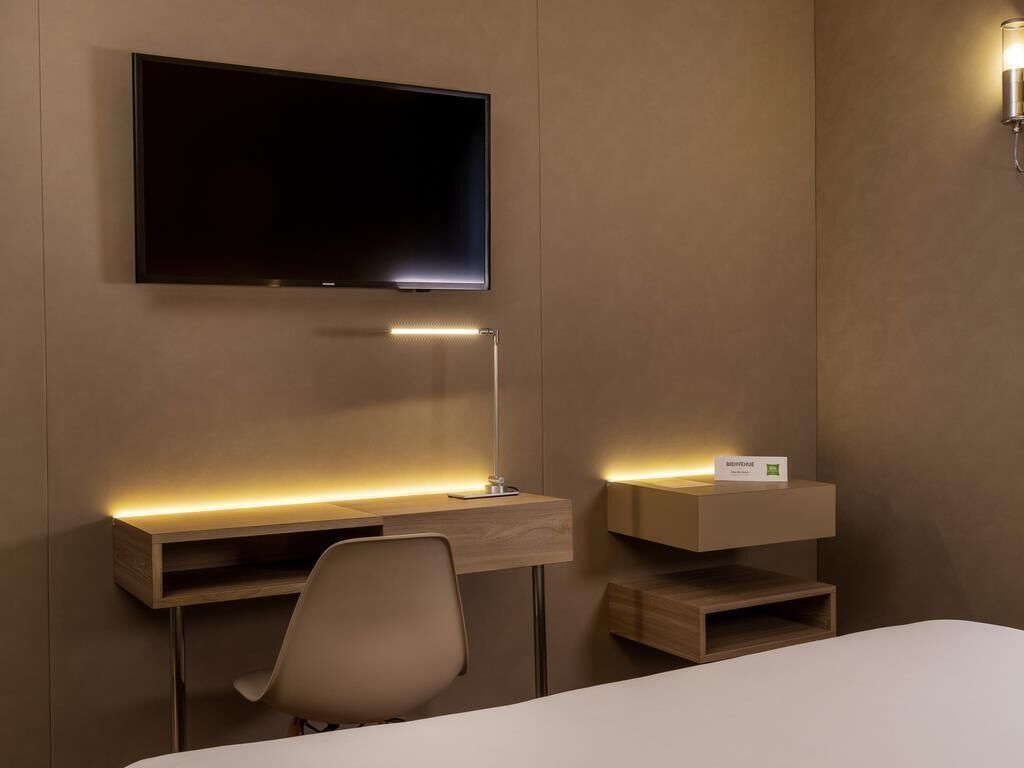 Standard Room, 1 Double Bed | In-room safe, desk, soundproofing, free cribs/infant beds