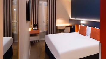 Habitación estándar, 1 cama doble | Caja fuerte, escritorio, sistema de insonorización y cunas gratuitas