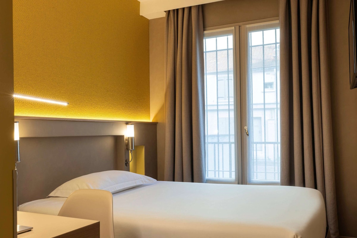 In-room safe, desk, soundproofing, free cots/infant beds