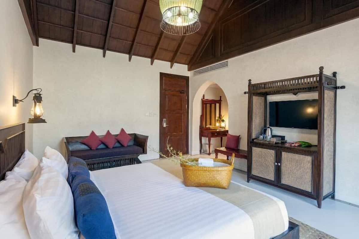 Hypo-allergenic bedding, minibar, in-room safe, desk