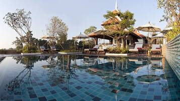 Una piscina al aire libre