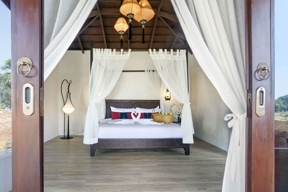 Hypo-allergenic bedding, minibar, in-room safe, desk