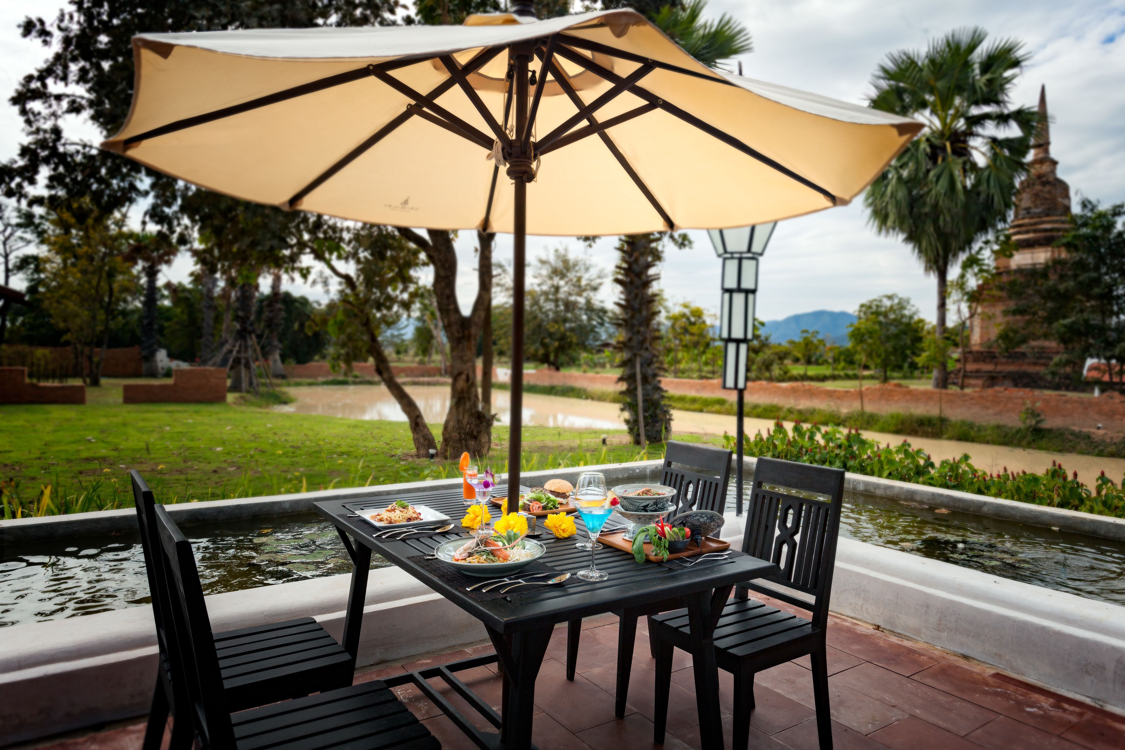 breakfast, lunch, dinner served; international cuisine