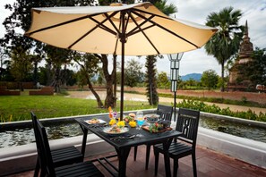 Serveert ontbijt, lunch, diner, internationale gerechten 