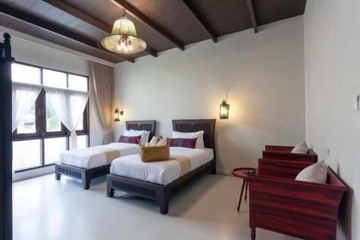 Hypo-allergenic bedding, minibar, in-room safe, desk