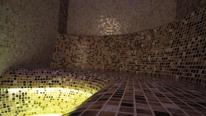 A room with a curved wall and a patterned floor. - Atera Business Suites (Belgrade)
