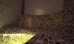 A room with a curved wall and a patterned floor. - Atera Business Suites (Belgrade)