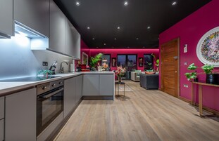 Hux Penthouse | Eigene Küche | Geschirrspüler, Wasserkocher mit Kaffee-/Teezubehör