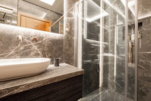Shower, free toiletries, hair dryer, bathrobes - Hux Hotel (London)