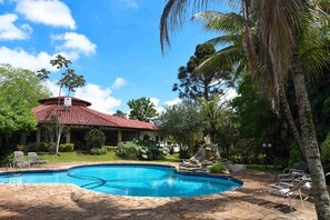 Una piscina al aire libre