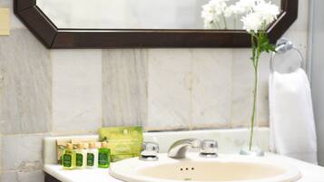 Superior Room | Bathroom | Shower, free toiletries, hair dryer, towels