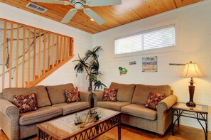 ハウス 4 ベッドルーム | リビング エリア | DVD プレーヤー