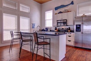 Casa, 4 habitaciones | Cocina privada | Refrigerador, microondas y cafetera y tetera 