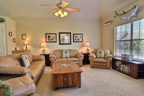 獨棟房屋, 3 間臥室 | 起居區 |  DVD 播放機