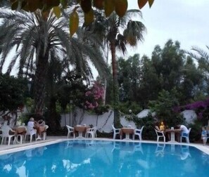 Outdoor pool, open 8:00 AM to 7:00 PM, pool umbrellas, sun loungers - Murat Hotel (Kemer)