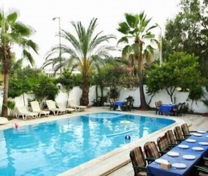 Outdoor pool, open 8:00 AM to 7:00 PM, pool umbrellas, sun loungers - Murat Hotel (Kemer)