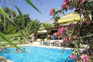 Outdoor pool, open 8:00 AM to 7:00 PM, pool umbrellas, sun loungers - Murat Hotel (Kemer)
