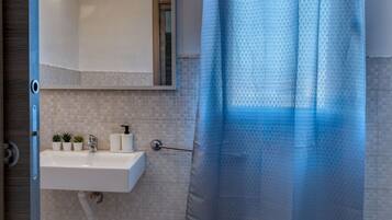 Căn hộ, 1 phòng ngủ | Phòng tắm | Buồng tắm vòi sen, đồ dùng nhà tắm miễn phí, máy sấy tóc