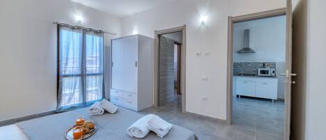 Apartemen, 1 kamar tidur | 1 kamar tidur, meja kerja, kedap suara, dan setrika/meja setrika