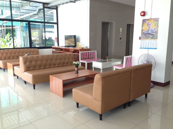 Lobby sitting area - Eden Garden Resort (Chiang Mai)