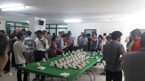 Un salón de conferencias con una larga mesa preparada para una reunión.