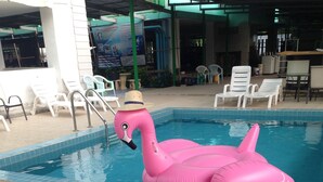Une piscine avec un flotteur en forme de flamant rose.