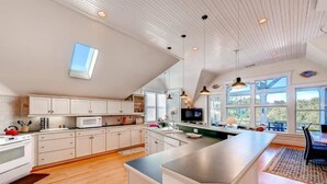 Family House, 3 Bedrooms | Private kitchen - All Inn 3 Bedroom Holiday Home By Bald Head Island (Bald Head Island)