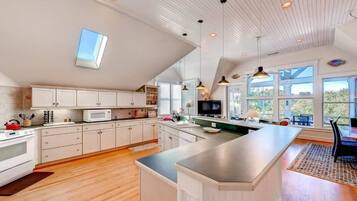 Family House, 3 Bedrooms | Private kitchen | Fridge, microwave, coffee/tea maker