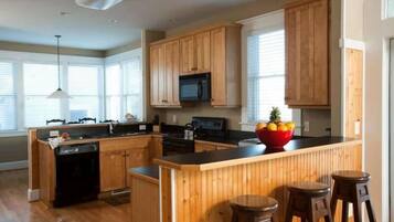 Family House, 4 Bedrooms, Ocean View, Sea Facing | Private kitchen | Fridge, microwave, coffee/tea maker