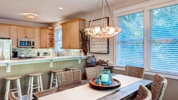 Family House, 3 Bedrooms | In-room dining