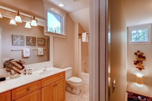 Family House, 3 Bedrooms | Bathroom | Shower, towels