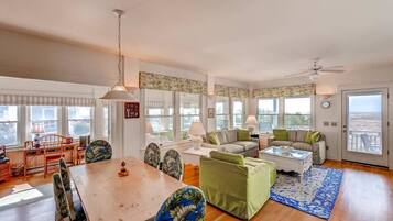 Family House, 2 Bedrooms, Ocean View, Sea Facing | Living area