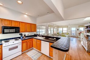 Family House, 2 Bedrooms, Ocean View, Sea Facing | Private kitchen | Fridge, microwave, coffee/tea maker