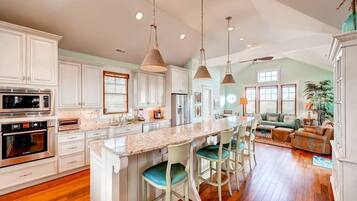 Family House, 6 Bedrooms, Ocean View, Sea Facing | Private kitchen | Fridge, microwave, coffee/tea maker