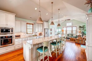 Casa familiar, 6 habitaciones, vista al océano, frente al mar | Cocina privada | Refrigerador, microondas y cafetera y tetera 