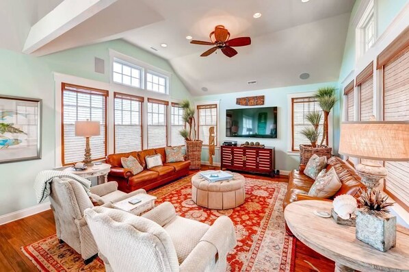 Casa familiar, 6 habitaciones, vista al océano, frente al mar | Área de sala de estar