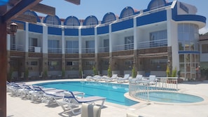 Outdoor pool, pool umbrellas, sun loungers - Tokay Hotel (Kemer)