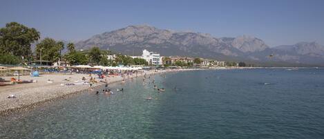 Vlak bij het strand, ligstoelen aan het strand, parasols