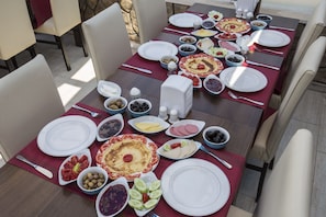 Se sirven desayunos, almuerzos y cenas